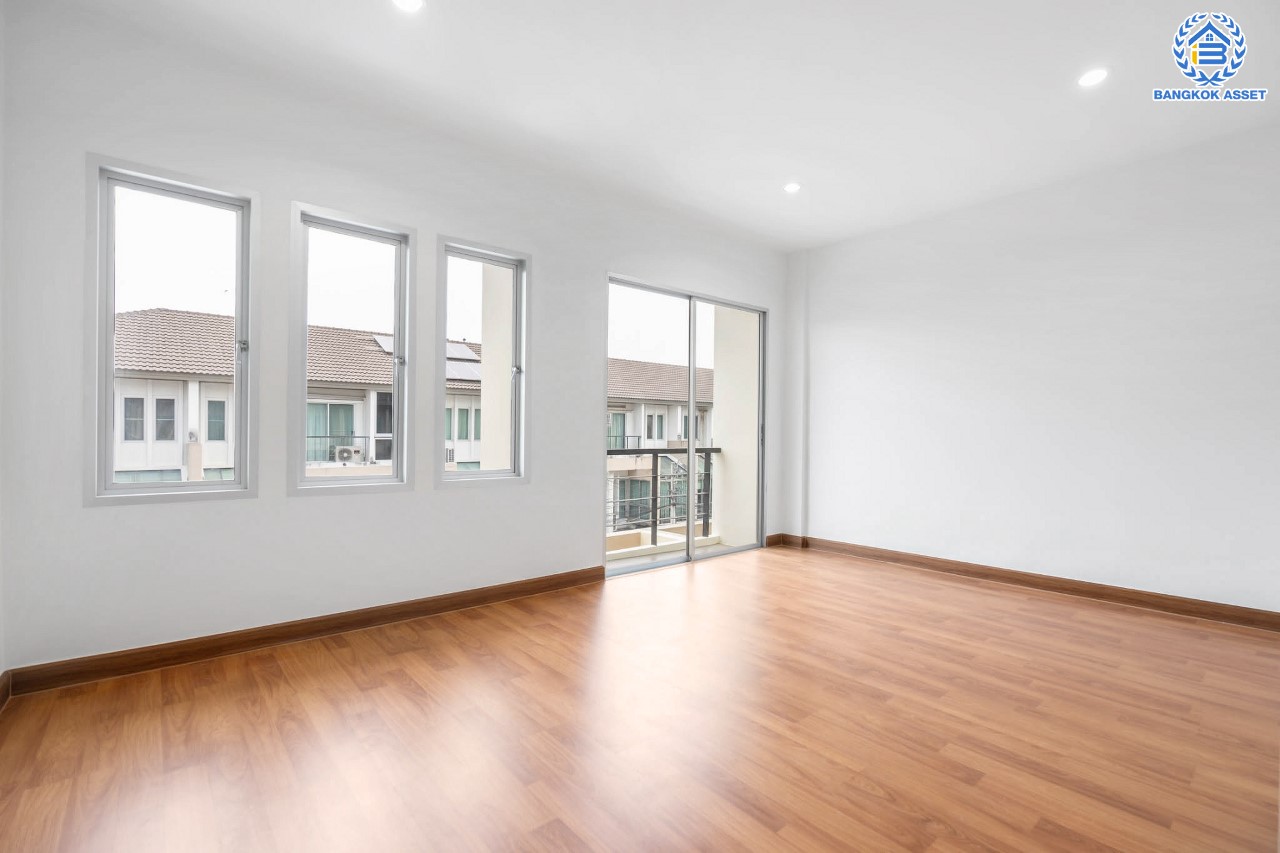 บ้านมือสองตกแต่งใหม่ ม.วิสต้าปาร์ค แจ้งวัฒนะ ทาวน์โฮม 3 ชั้น บนเนื้อที่ 22.8 ตร.ว. ฟังก์ชัน 3 ห้องนอน 3 ห้องน้ำ Master Bedroom เชื่อมต่อ Walk in Closet พร้อม Built-in ตู้เสื้อผ้าดีไซน์เรียบหรู บนทำเลโซนเมือง ใกล้ทางด่วน และเซ็นทรัลแจ้งวัฒนะ และเพียง 10 นาทีถึง รถไฟฟ้า "สถานีศูนย์ราชการนนทบุรี"